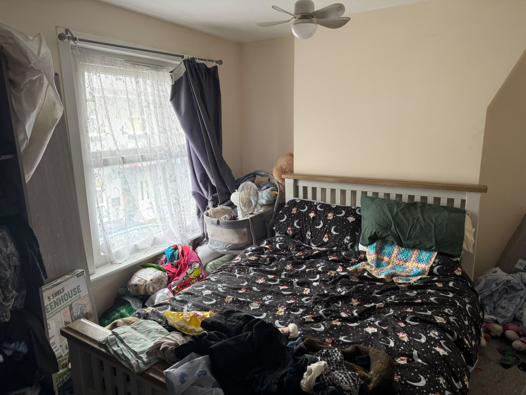 Lot: 175 - TWO-BEDROOM MID-TERRACE HOUSE FOR INVESTMENT - Bedroom One